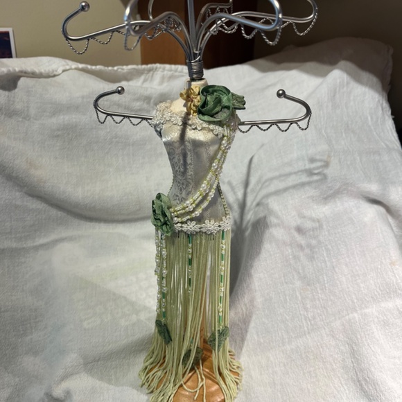 Victorian Style Jewelry Mannequin - Picture 2 of 7